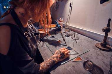 Talanted tasarımcı cam atölyesinde çalışıyor