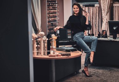 Neşeli kadın yeni projesi için desen seçimi.