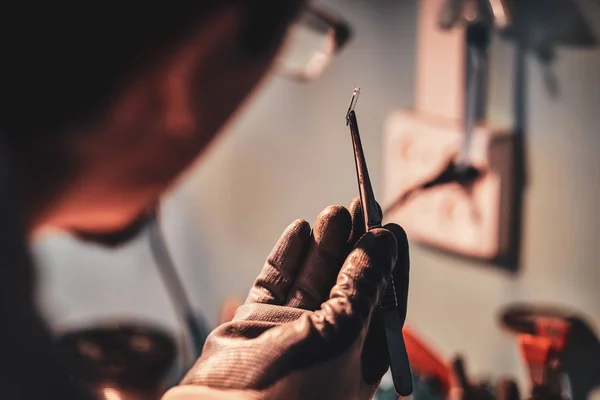 Handwerker in seiner Restaurierungswerkstatt mit Glasfrieden in den Händen. — Stockfoto