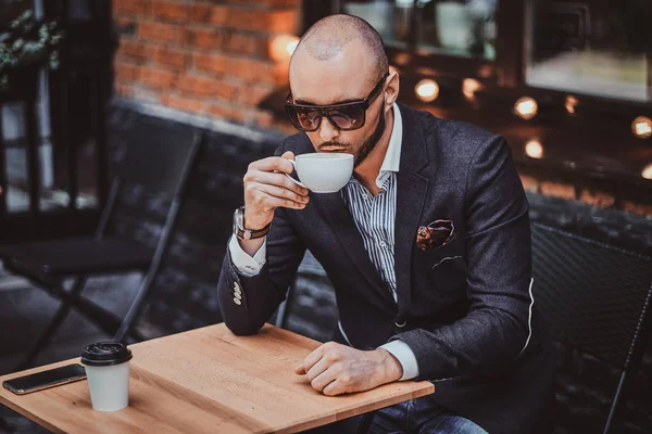 Atractivo hombre arreglado está disfrutando del café — Foto de Stock