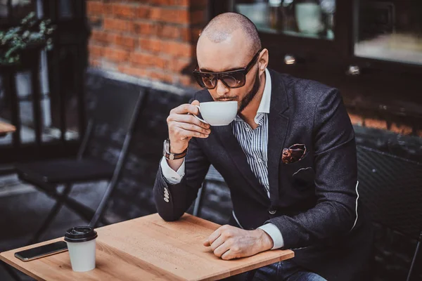 Atractivo hombre arreglado está disfrutando del café —  Fotos de Stock