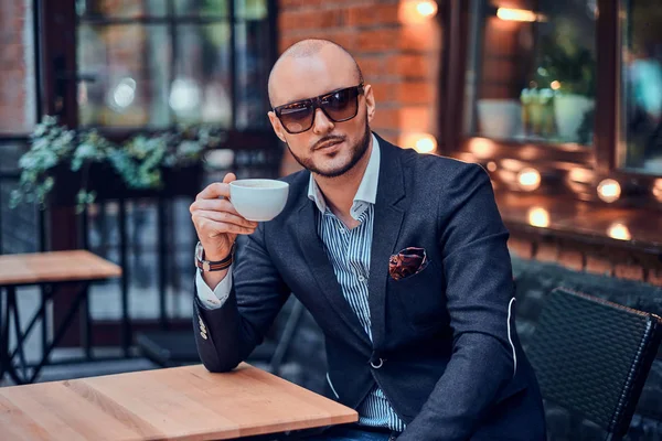 Atractivo hombre arreglado está disfrutando del café —  Fotos de Stock