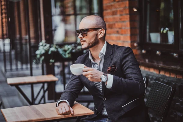 Atractivo hombre arreglado está disfrutando del café — Foto de Stock