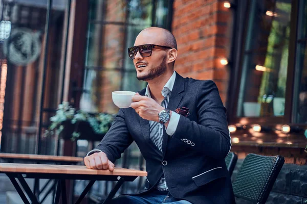 Feliz hombre sonriente está bebiendo café —  Fotos de Stock
