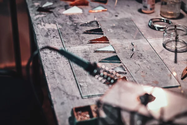 Ferro de solda na mesa com peças de trabalho — Fotografia de Stock
