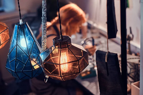 Gyönyörű kézzel készített lámpák üveg műhelyekben — Stock Fotó