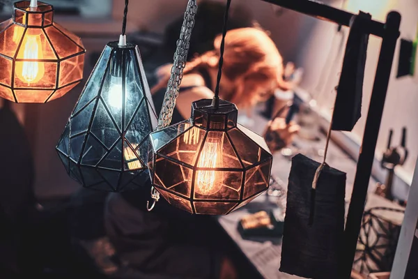 Gyönyörű kézzel készített lámpák üveg műhelyekben — Stock Fotó