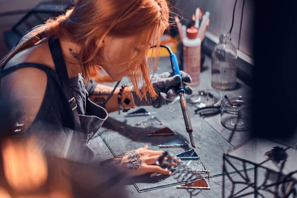 Talantední Návrhář pracuje ve skleněné dílně — Stock fotografie