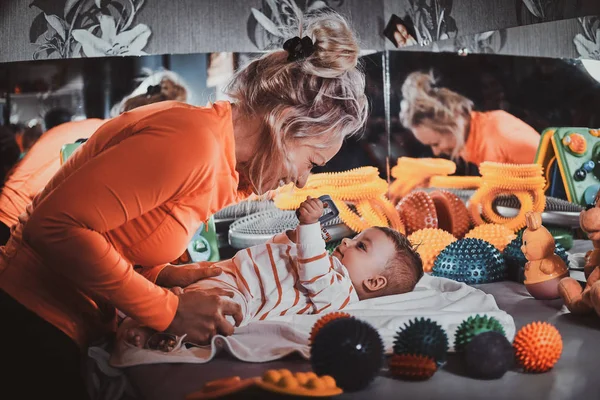 Glücklich lächelnde Frau bei der Massage für kleines Baby — Stockfoto