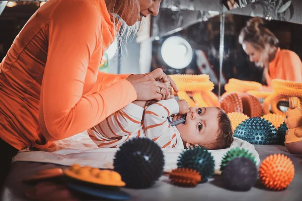 Fröhlicher Kinderarzt macht körperliche Aktivität für Kleinkinder — Stockfoto