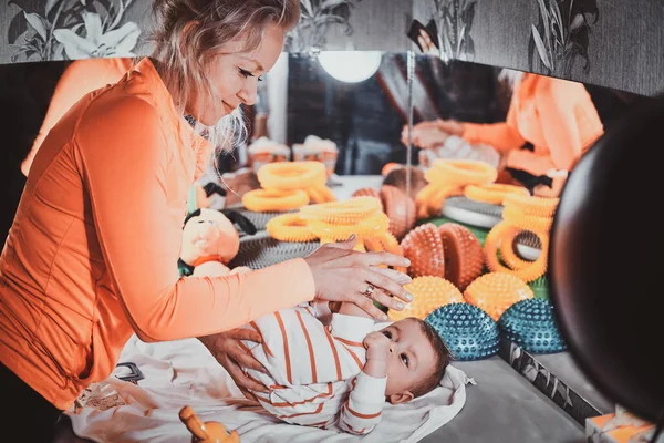 Glücklich lächelnde Frau bei der Massage für kleines Baby — Stockfoto