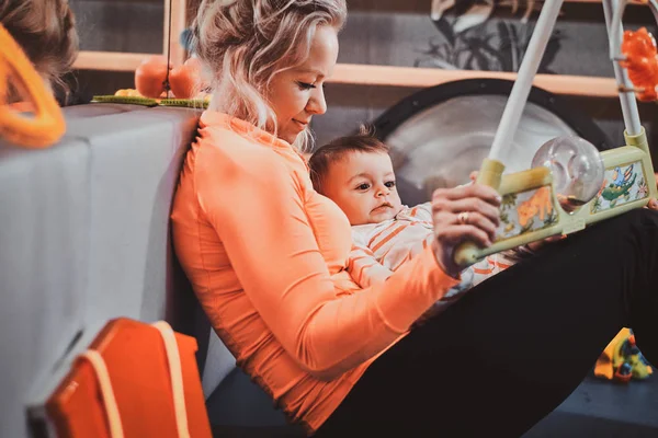 Allegro mamma sta giocando con il suo bambino in attesa di un medico — Foto Stock