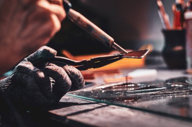 Cam atölyesinde eller ile lehimleme işlemi