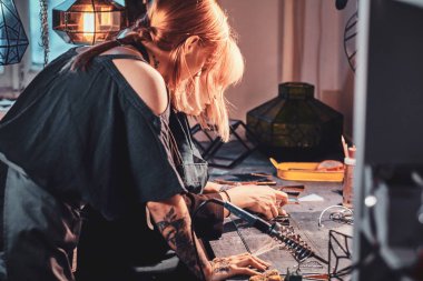 Cam stüdyosunda iki kadın çalışıyor..