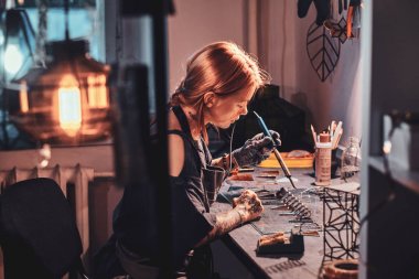 Talanted tasarımcı cam atölyesinde çalışıyor