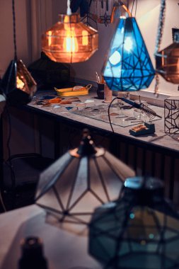 Meşgul cam atölyesinde farklı renkli fu lambalar