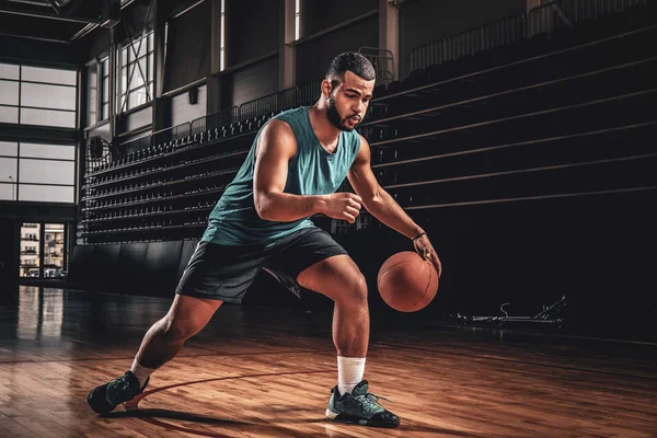 Jugador de baloncesto profesional en una acción en el campo de baloncesto . — Foto de Stock