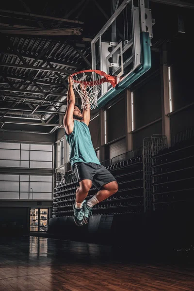 Giocatore di basket nero in azione in un campo da basket . — Foto Stock