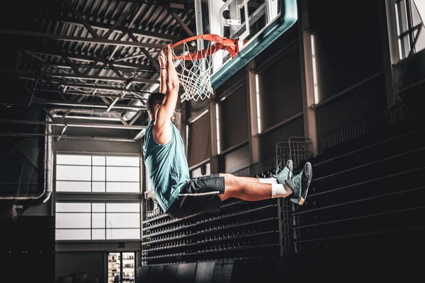 Jugador de baloncesto negro en acción en una cancha de baloncesto . — Foto de Stock