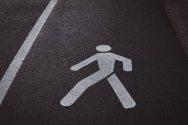 Pedastrians için asfalt yol, özel işareti ile pazar.