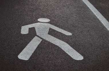 Pedastrians için asfalt yol, özel işareti ile pazar.