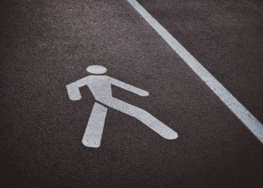 Pedastrians için asfalt yol, özel işareti ile pazar.