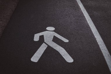 Pedastrians için asfalt yol, özel işareti ile pazar.