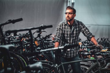 Koruyucu gözlük meşgul çekici adam kir den bisiklet temizliği