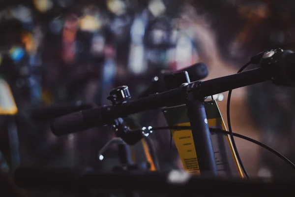 Sesión fotográfica de cerca de una de las mil bicicletas en un almacén nuevo . — Foto de Stock