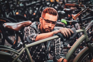 Çekici adam kendi deposunda çalışıyor..