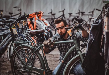 Çekici adam kendi deposunda çalışıyor..