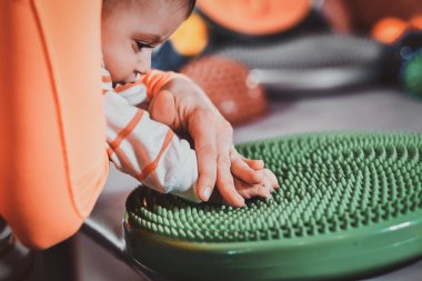 Sevimli bebek özel tedavi oyuncak hakkında merak ediyor