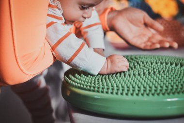 Sevimli bebek özel tedavi oyuncak hakkında merak ediyor