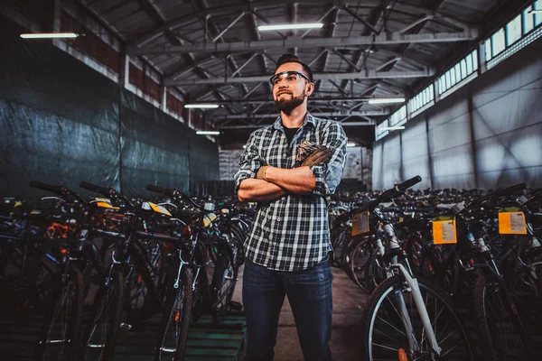 Pensive man crossed his hads is posing at his own warehouse. — Stock Photo, Image