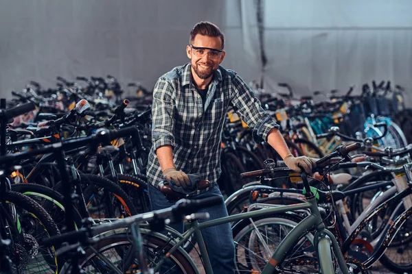 Happy cheerful is checkin bicycle — Stock Photo, Image