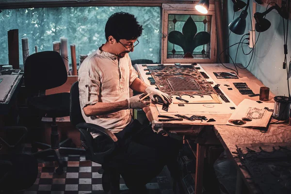 Homem diligente aspirado está trabalhando na restauração de vitrais — Fotografia de Stock