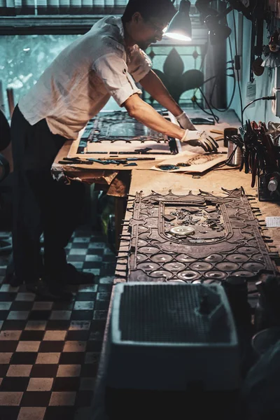 Glazier está trabajando en la restauración de vidrieras rotas — Foto de Stock