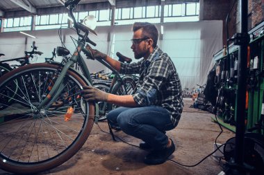 Çekici erkek meşgul müşteri için lastikler sabitleme.