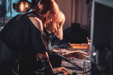 Cam stüdyosunda iki kadın çalışıyor..