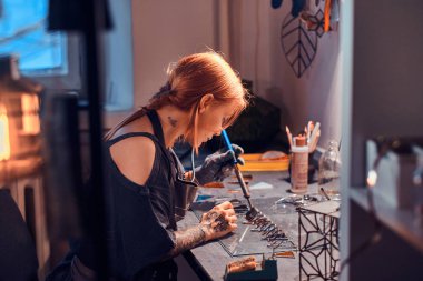 Talanted tasarımcı cam atölyesinde çalışıyor