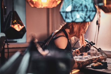 Talanted tasarımcı cam atölyesinde çalışıyor