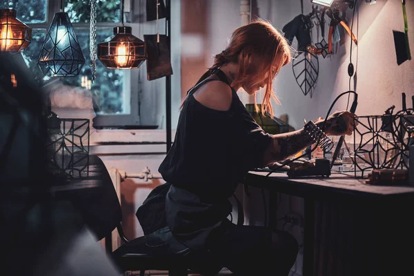 Pilná žena pracuje na svém vlastním projektu ve skleněné dílně. — Stock fotografie