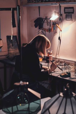 Kadın lamba stüdyosunda lamba projesi üzerinde çalışıyor..