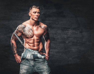 Göğsünde kot pantolon giymiş dövmesi olan bir adam..