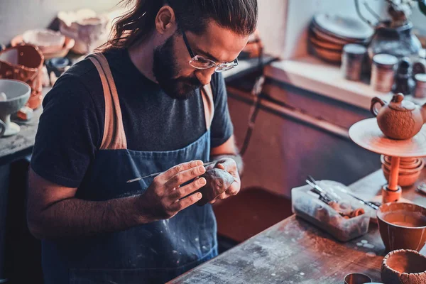 Hombre diligente en vasos en su taller de cerámica es workig para el nuevo proyecto . — Foto de Stock