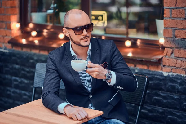 Ελκυστικός καλλωπισμένος άνθρωπος απολαμβάνει καφέ — Φωτογραφία Αρχείου