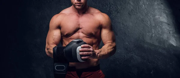 Masculino bronceado prepararse para la competencia sobre fondo oscuro —  Fotos de Stock