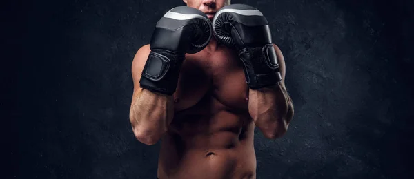 Boxer muscolare si sta scaldando prima di sparring — Foto Stock