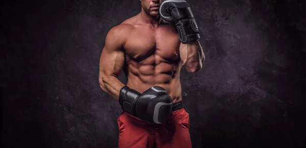Boxeador muscular se está calentando antes de sparring — Foto de Stock