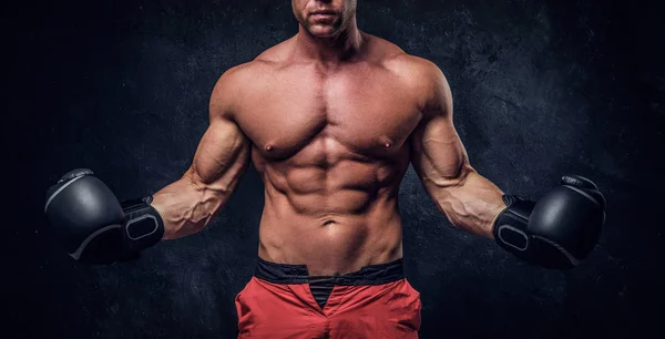 Boxeador muscular se está calentando antes de sparring — Foto de Stock